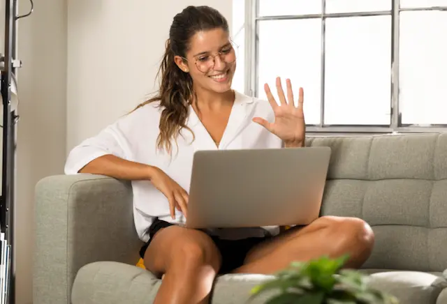 Psicologa dando una sesión online