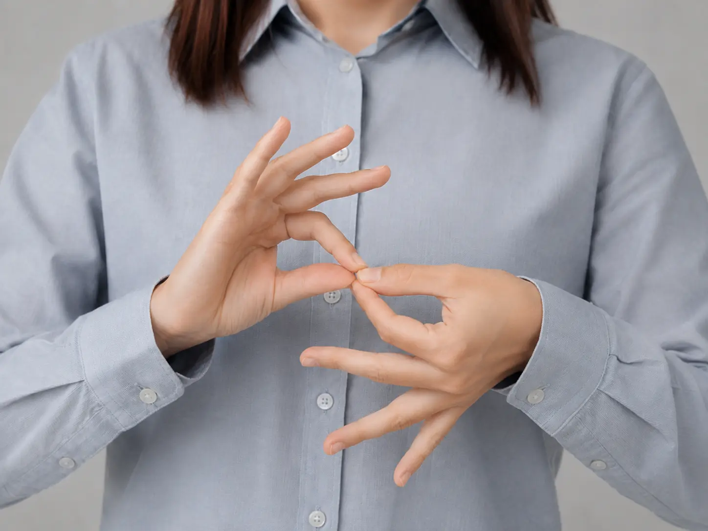 Intérprete de Lengua de Señas Americana (ASL) comunicándose con las manos